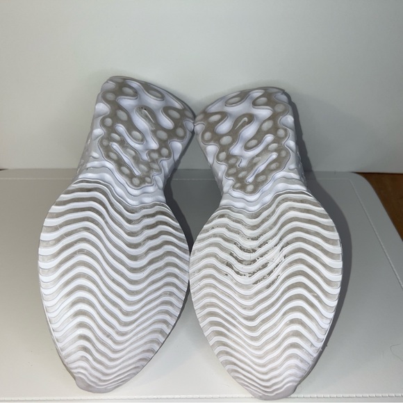 Nike React Phantom Run flyknit 2 White / Silver CJ0280-100 Women size 9.5 - Picture 7 of 11